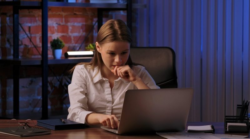 Woman learning new skills while overcoming a career gap in tech